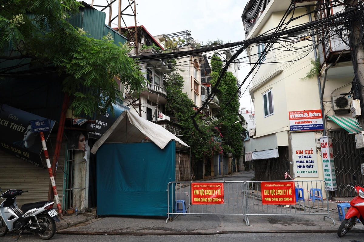 Phong tỏa tạm thời ngõ 651 Minh Khai (phường Thanh Lương, quận Hai Bà Trưng, Hà Nội). Ảnh Quang Vinh.  