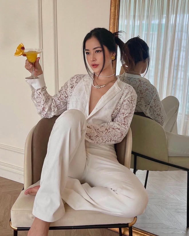 Không còn gì thích hợp hơn những cụm từ "táo bạo", "bỏng mắt", "sexy banh nóc" khi miêu tả phong cách của Chi Pu ở thời điểm hiện tại. 
