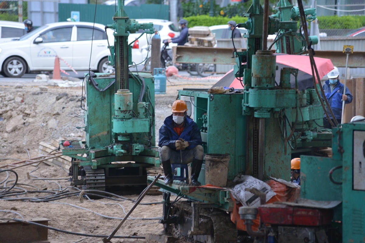 Ông Nguyễn Tuấn Nghĩa - Kỹ sư Ban điều hành liên danh nhà thầu Cienco 4 cho biết: “Hiện tại dự án đang triển khai gói thầu số 8 của Liên danh nhà thầu Cenco4, Fecon và Vĩnh Hưng ba đơn vị sẽ cùng nhau triển khai thi công gói thầu hầm chui Lê Văn Lương. Hiện tại Cenco4 đã nhận mặt bằng từ 15/10 bắt đầu triển khai các hạng mục thi công tường chắn và hầm kín phần kết cấu chính của hầm chui Lê Văn Lương”.