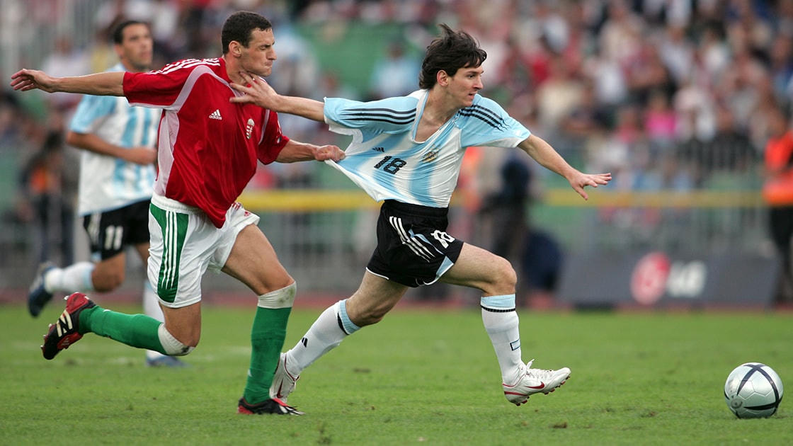 20 khoảnh khắc định nghĩa sự nghiệp vĩ đại của huyền thoại bóng đá Lionel Messi