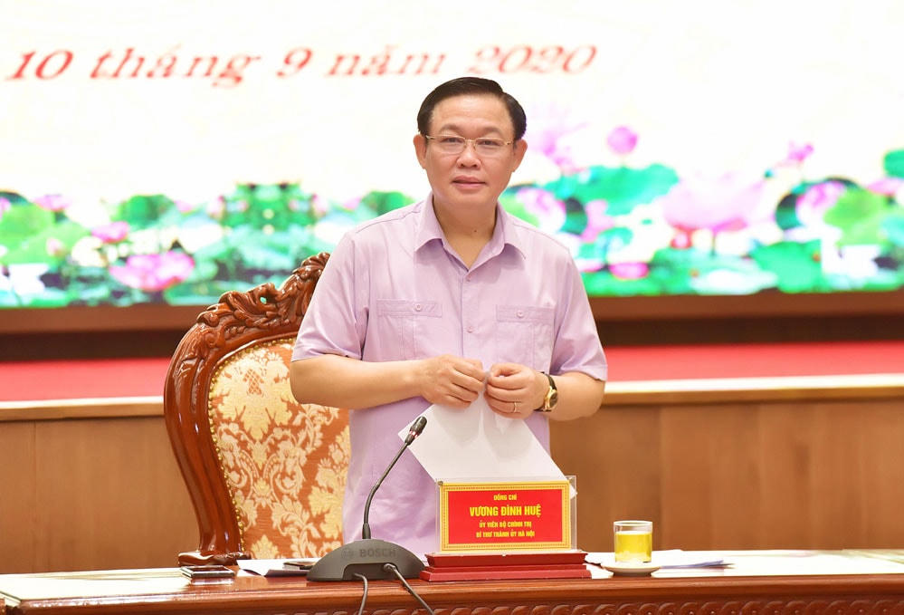 Bí thư Thành ủy Hà Nội Vương Đình Huệ phát biểu tại hội nghị.  