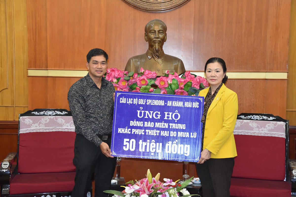 Phó Chủ tịch Trương Thị Ngọc Ánh tiếp nhận ủng hộ từ CLB Golf Splendora – An Khánh, Hoài Đức.