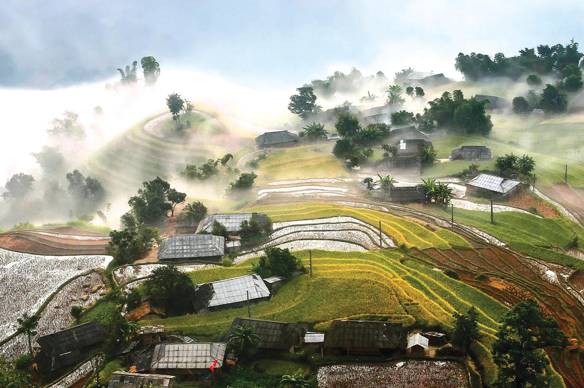 Bản làng bảng lảng trong sương.