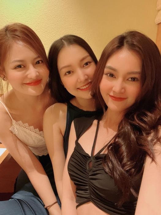 Cuối tuần, Ninh Dương Lan Ngọc xinh đẹp, quyến rũ cùng hội chị em.  