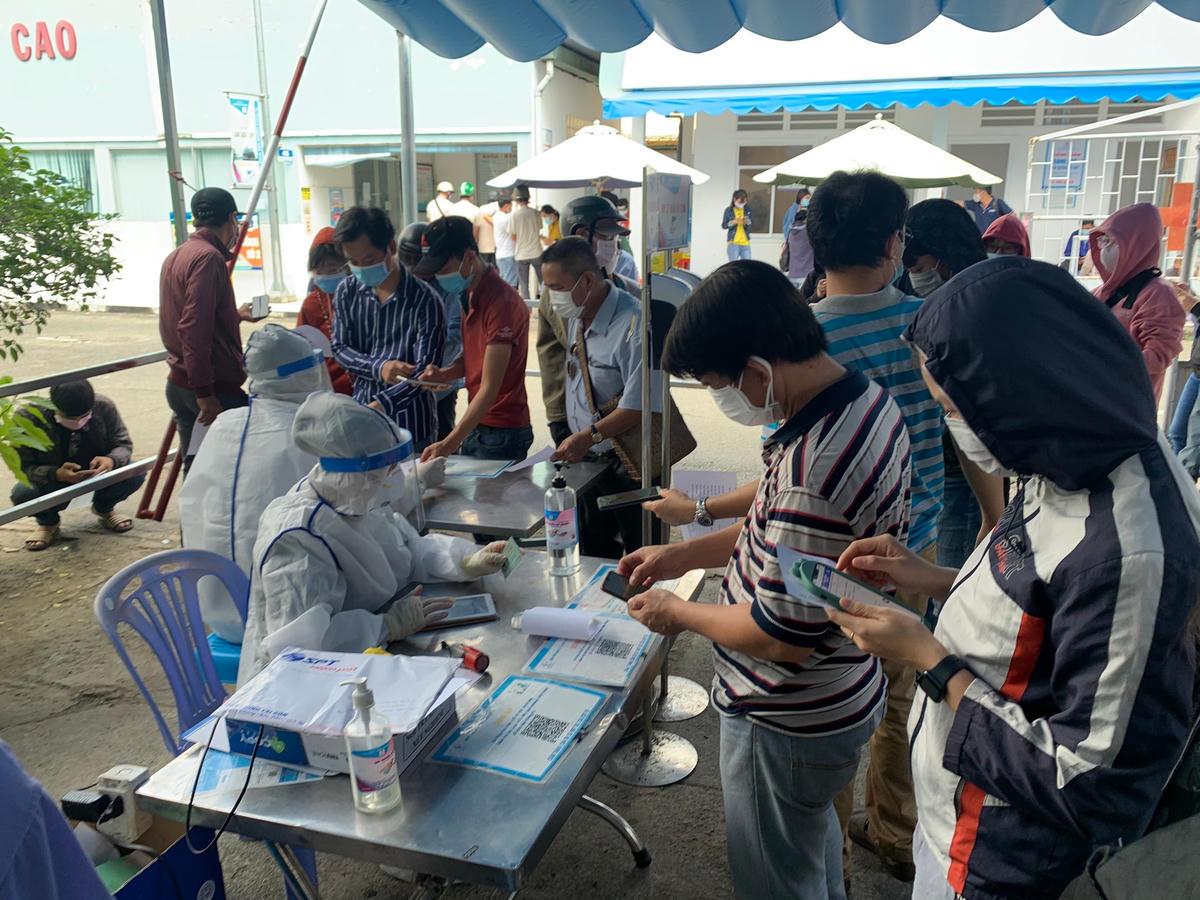 Lo ngại nguy cơ lây nhiễm khi tụ tập đông người đễ chờ đợi làm giấy xét nghiệm