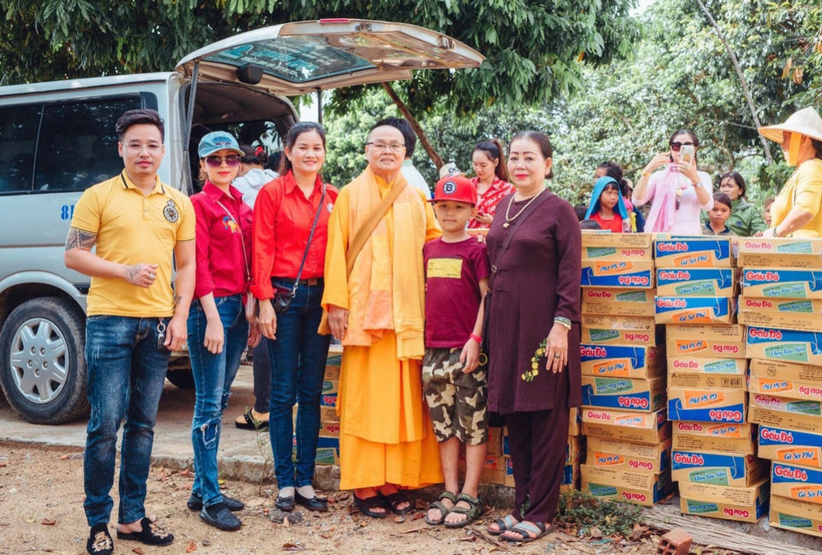 Sư cô Thích Nữ Thuần Liên cùng đoàn thiện nguyện trao tặng quà cho đồng bào vùng lũ miền Trung. (ảnh nhân vật cung cấp).  