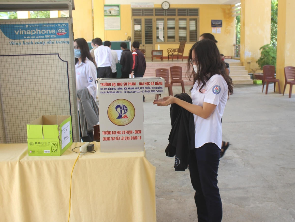 Thí sinh dự thi năm 2020 rửa tay sát khuẩn.