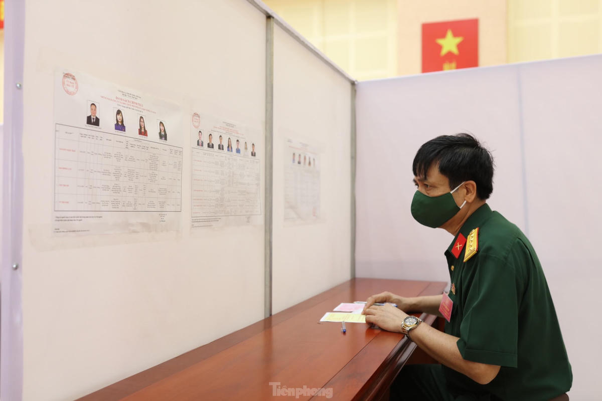 Xem lại danh sách ứng viên trước khi bầu. Ảnh: Báo Tiền phong.  