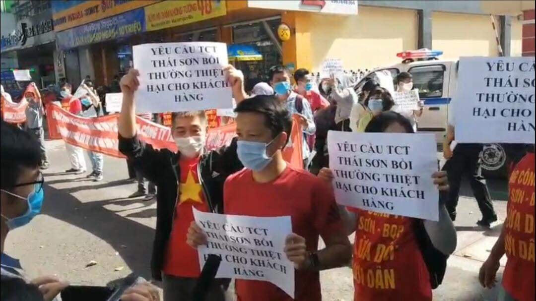 Khách hàng tụ tập tại trụ sở công ty Thái Sơn phản đối chủ đầu tư dự án Thái Sơn 2.