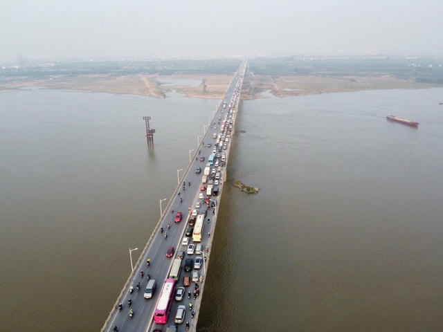 Vụ tai nạn khiến cho giao thông qua lại cầu Vĩnh Tuy hướng đi Long Biên bị ùn tắc cục bộ.