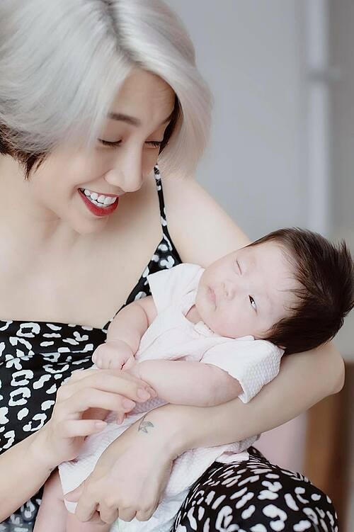Con gái nháy mắt với ca sĩ Pha Lê.