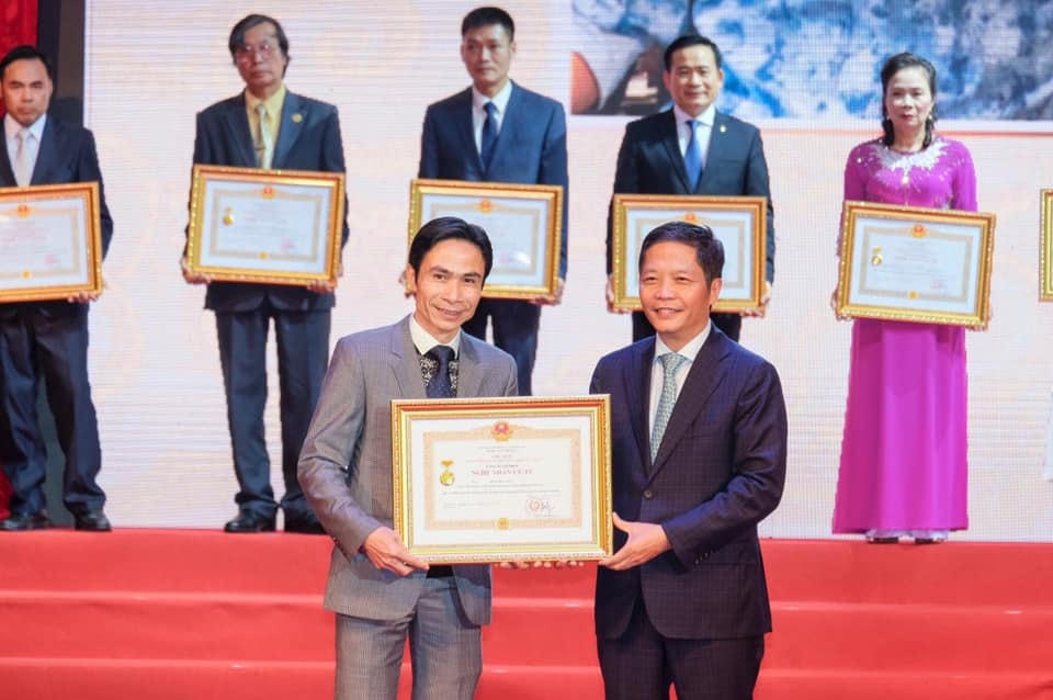 Bộ trưởng Bộ Công Thương Trần Tuấn Anh trao Bằng khen cho các Nghệ nhân.