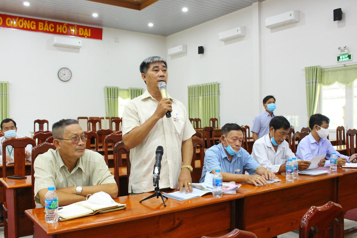 Cử tri gửi gắm tâm tư nguyện vọng với đại biểu Quốc hội. 