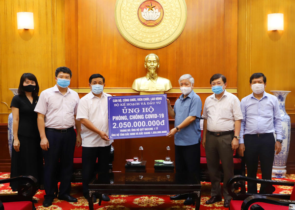 UBTƯ MTTQ Việt Nam tiếp nhận ủng hộ phòng chống dịch Covid - 19.