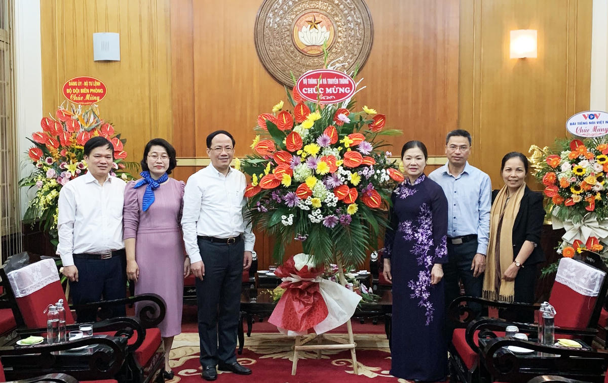 Phó Chủ tịch Trương Thị Ngọc Ánh đón nhận lẵng hoa chúc mừng từ Bộ Thông tin và Truyền thông.