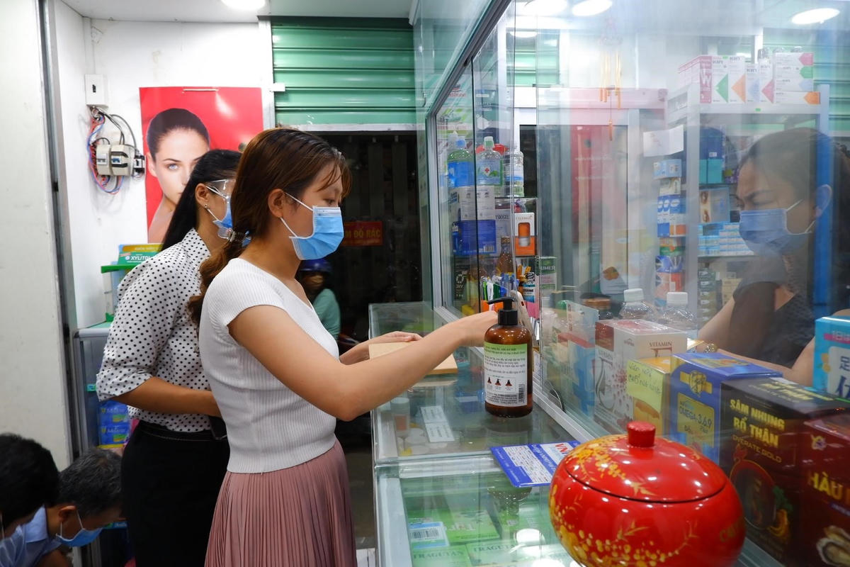Nhiều người nhiễm Covid-19 tự mua thuốc điều trị tại nhà.