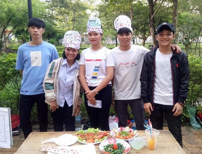 Thảo nuôi ước mơ mở một lớp tin học miễn phí dạy cho trẻ em nghèo và khuyết tật ở quê.