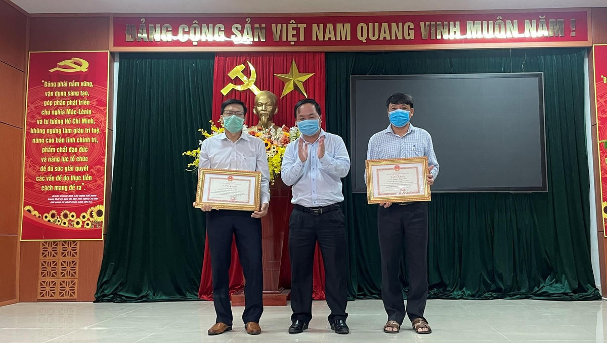 Ông Nguyên Hồng Quang, Phó chủ tịch UBND tỉnh tặng Bằng khen cho 2 cá nhân có thành tích xuất sắc.