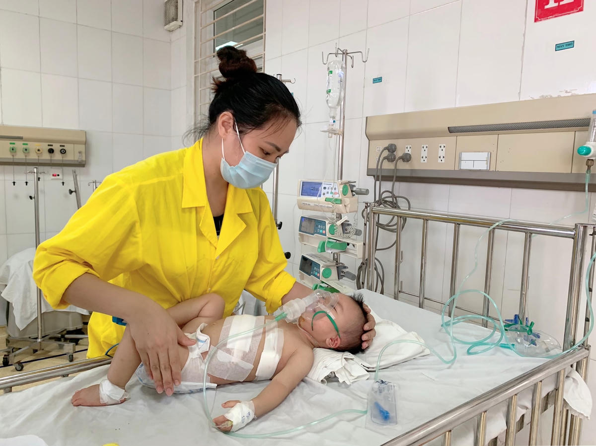 Chị Nguyễn Thị Thu Hằng, mẹ cháu Thiên Kim chăm sóc bé tại bệnh viện. Ảnh: BVCC.