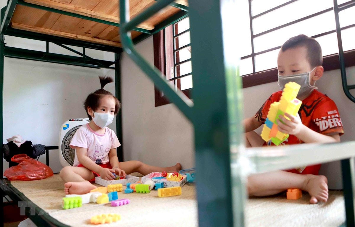 Hai trẻ em cùng phòng tại khu cách ly Trung đoàn 834 (Bộ Chỉ huy Quân sự tỉnh Vĩnh Phúc). (Ảnh: Hoàng Hùng/TTXVN).