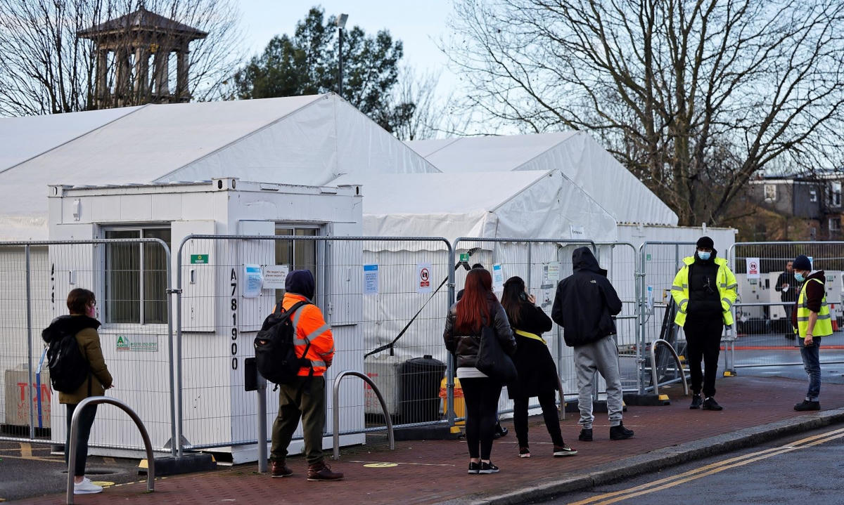 Một điểm xét nghiệm Covid-19 tại Walthamstow (London, Anh) trong ngày 21/12/2020. Ảnh: AFP.