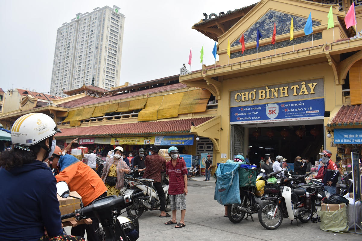 Nhiều chợ truyền thống hoạt động bình thường trong dịp Tết Nguyên đán.