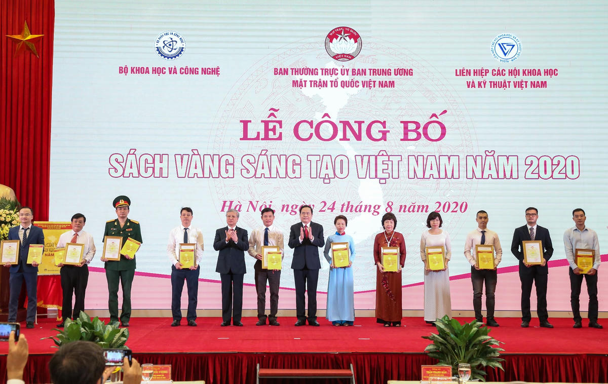 Thường trực Ban Bí thư Trần Quốc Vượng, Chủ tịch UBTƯ MTTQ Việt Nam Trần Thanh Mẫn trao Giấy chứng nhận và Sách vàng cho các tác giả, nhóm tác giả có công trình, giải pháp sáng tạo khoa học-công nghệ được công bố trong Sách vàng sáng tạo Việt Nam 2020. Ảnh: Quang Vinh.