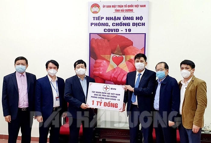 Mới đây nhất, theo Ủy ban MTTQ tỉnh Hải Dương, từ 12 giờ ngày 3.3 đến 12 giờ ngày 4.3 đã có thêm 17 địa phương, cơ quan, đơn vị, cá nhân ở trong và ngoài tỉnh gửi hơn 2,9 tỷ đồng ủng hộ Hải Dương phòng chống dịch Covid-19. Trong đó, có 8 tỉnh, thành phố tham gia ủng hộ là: Thái Nguyên, Quảng Nam (mỗi đơn vị 500 triệu đồng), Yên Bái, Quảng Bình, Thừa Thiên - Huế, Điện Biên (mỗi đơn vị 300 triệu đồng), Sơn La (200 triệu đồng) và Hòa Bình (50 triệu đồng). Hội đồng hương Hải Dương tại Hà Nội ủng hộ 200 triệu đồng; Ngân hàng Nhà nước Việt Nam chi nhánh Hải Dương, Ngân hàng HTX Việt Nam, Hệ thống quỹ tín dụng nhân dân ủng hộ tổng số 200 triệu đồng .      Trước đó, chiều 3.3, thông qua Ủy ban MTTQ tỉnh, Tập đoàn Điện lực Việt Nam đã trao 1 tỷ đồng ủng hộ Hải Dương phòng chống dịch bệnh.  Trong bối cảnh tình hình dịch bệnh tại Hải Dương vẫn còn nhiều phức tạp, việc ủng hộ của các tỉnh thành, đơn vị, cơ quan, cá nhân là hết sức ý nghĩa, thề hiện tinh thần đoàn kết tương trợ cùng nhau vượt qua đại dịch. Ảnh: Báo Hải Dương.