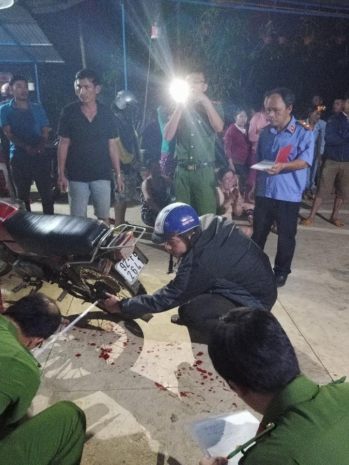 Lực lượng Công an đang khám nghiệm hiện trường