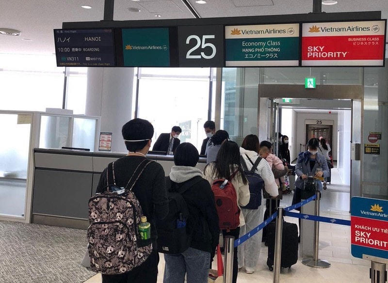Các hành khách làm thủ tục tại sân bay Narita (Tokyo), Nhật Bản. (Ảnh minh họa).