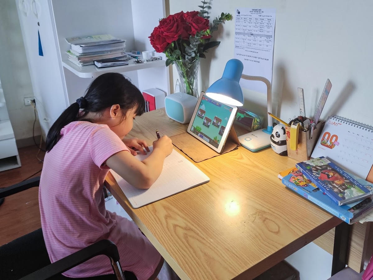 Cha mẹ cần chú ý hướng dẫn trẻ cách ngồi học trực tuyến đúng tư thế. Ảnh: Quang Vinh.