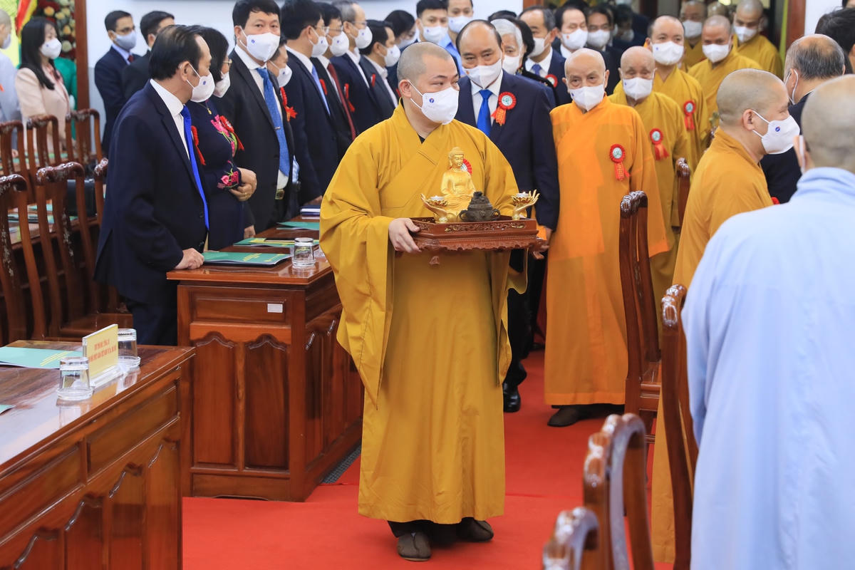 Lễ cung nghinh Chư tôn đức và đại biểu.