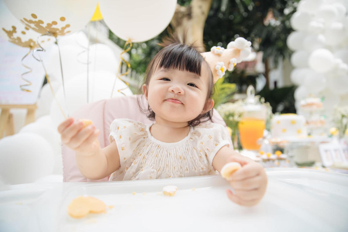Winnie xinh xắn với chiếc váy hoa nhí, tỏ ra vô cùng hạnh phúc. 
