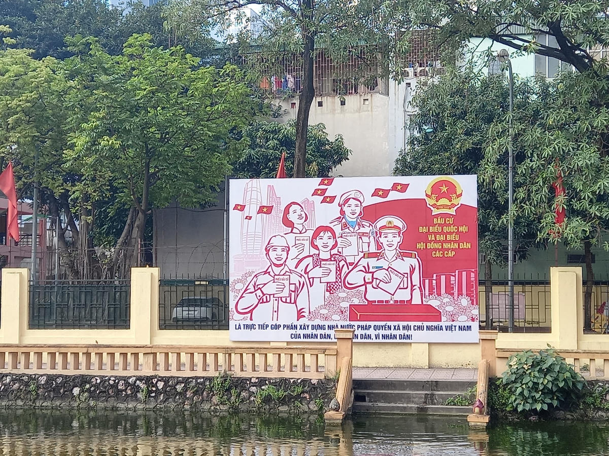 Các tuyến phố của Hà Nội đã được khoác trên mình những sắc màu chào đón ngày hội của toàn dân.