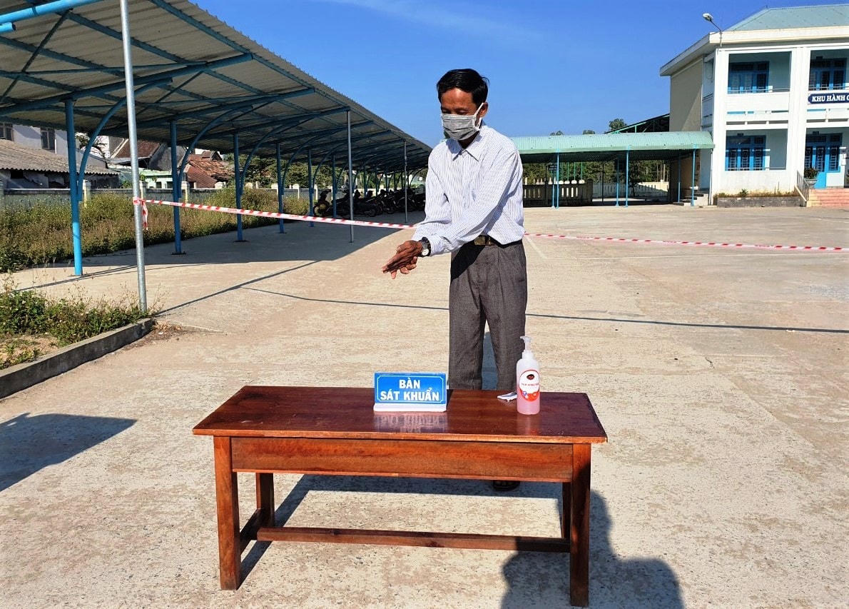 Cử tri ở khu cách ly tập trung Trường Tiểu học Lương Thế Vinh thực hiện nghiêm các biện pháp phòng dịch.