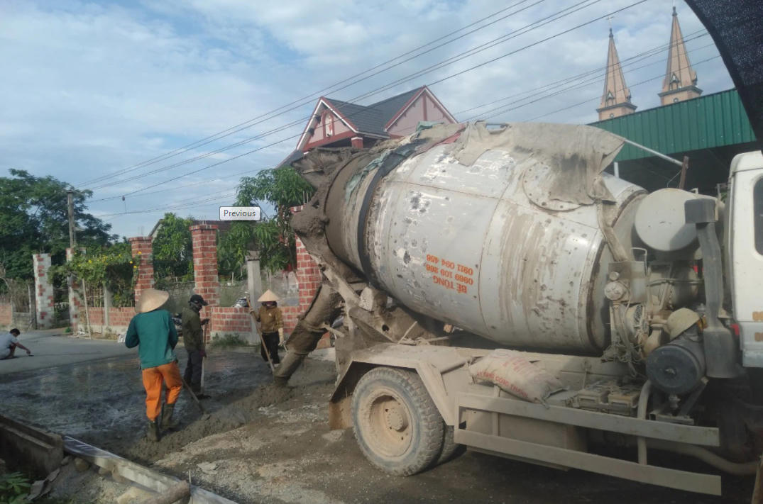 Người dân xã Xuân Lộc (huyện Can Lộc, Hà Tĩnh) làm đường xây dựng khu dân cư nông thôn mới kiểu mẫu. Ảnh: Đình Nguyên.  