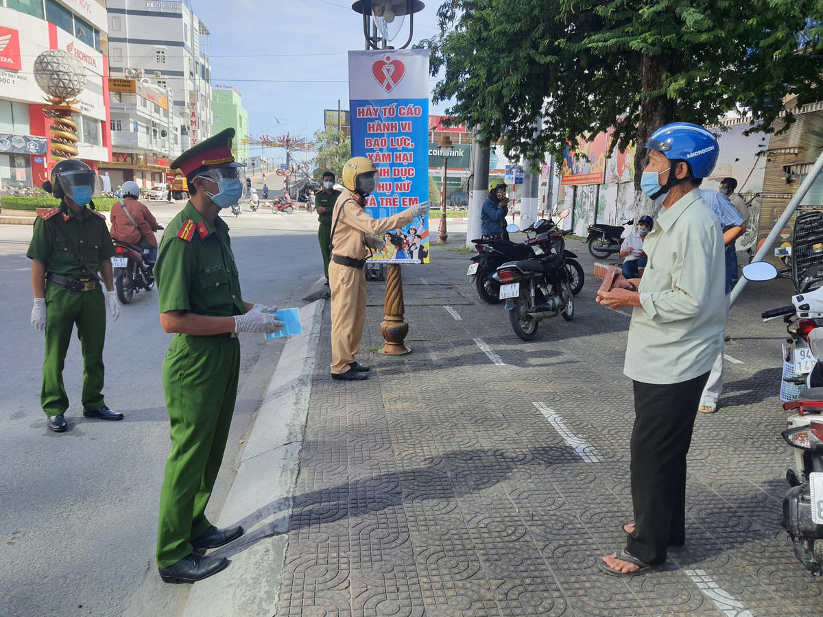  Công an yêu cầu người tham gia giao thông xuất trình các giấy chứng nhận khỏi bệnh Covid-19 trong 6 tháng, tiêm đủ 2 mũi vaccine ngừa Covid-19 hoặc tiêm 1 mũi trên 14 ngày.