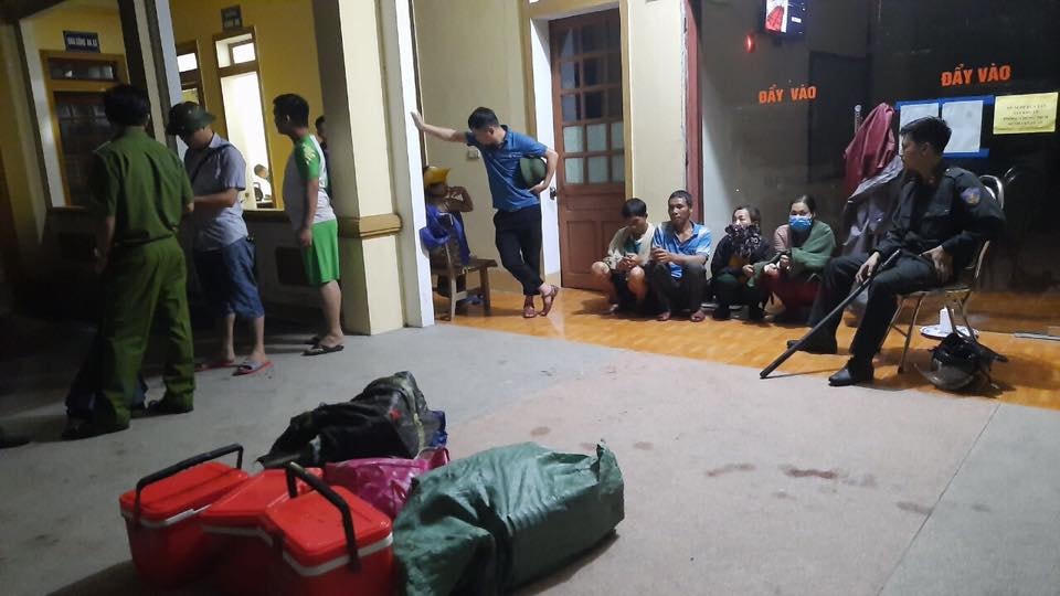 Nhiều con bạc bị bắt giữ tại tụ điểm đánh bạc trên rừng.