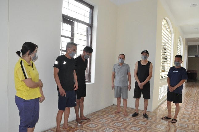 Các đối tượng trong nhóm đòi nợ tại Cơ quan Công an tỉnh Hải Dương.