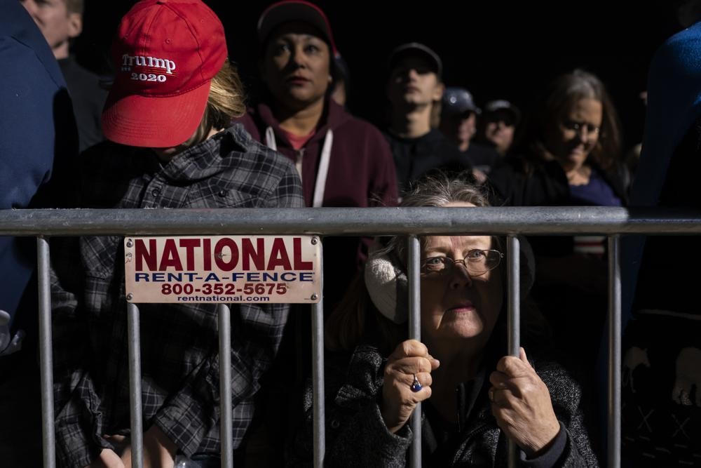 Những người ủng hộ lắng nghe cựu Tổng thống Donald Trump phát biểu tại một cuộc biểu tình ở Florence, tiểu bang Arizona, Mỹ ngày 15/1. Ảnh AP / Nathan Howard.