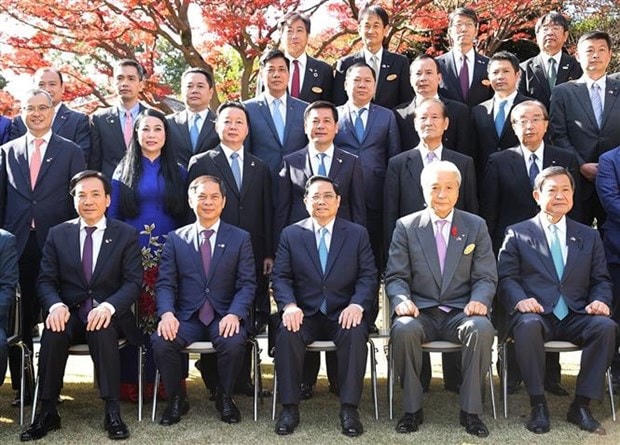 Thủ tướng Phạm Minh Chính và ông Fukuda Tomikazu, Thống đốc tỉnh Tochigi (Nhật Bản) cùng các đại biểu chụp ảnh chung. Ảnh: Dương Giang/TTXVN.