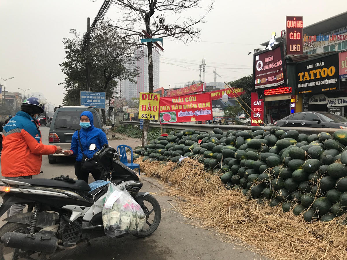 Một điểm bán “giải cứu nông sản” miền Nam tại Hà Nội. Ảnh: Đức Quang.