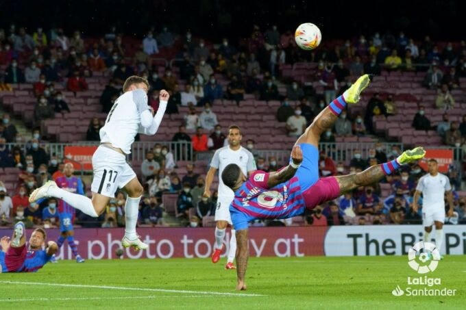 Hàng công Barca với Memphis Depay đá từ đầu và De Jong (góc trái) vào sân từ hiệp hai hoàn toàn vô dụng khi tiếp Granada tại Camp Nou hôm 20/9. Ảnh: La Liga.