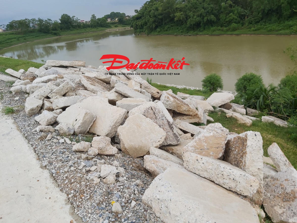 Các khối bê tông sau khi được múc lên chất từng đóng ngay lề đường.