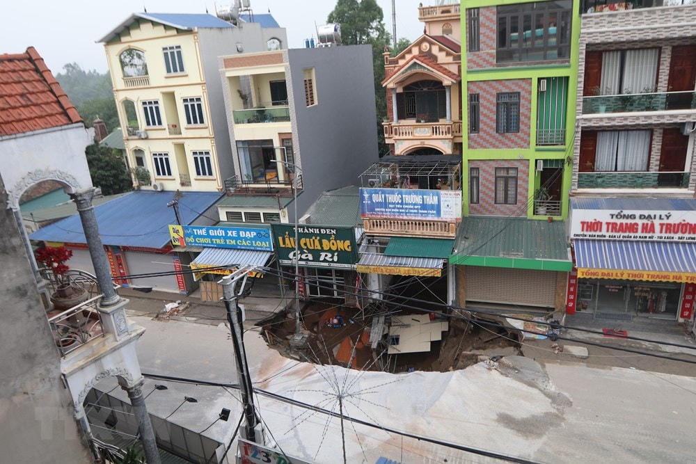 Chính quyền địa phương đã tạm thời sơ tán khoảng hơn 10 hộ dân khỏi khu vực xảy ra sụt lún. (Ảnh: Lê Phú/TTXVN) .