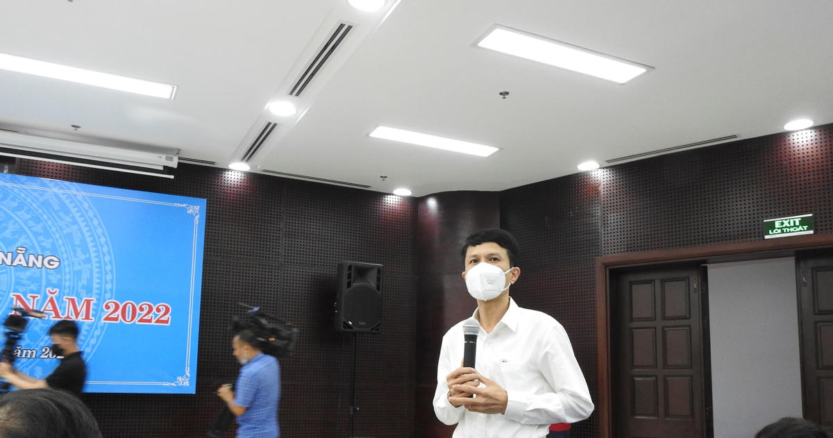 Chánh Thanh tra TP Đà Nẵng Phan Thanh Long, trả lời câu hỏi của phóng viên báo Đại Đoàn Kết liên quan đến mua kít xét nghiệm Covid-19. Ảnh: Thanh Tùng.