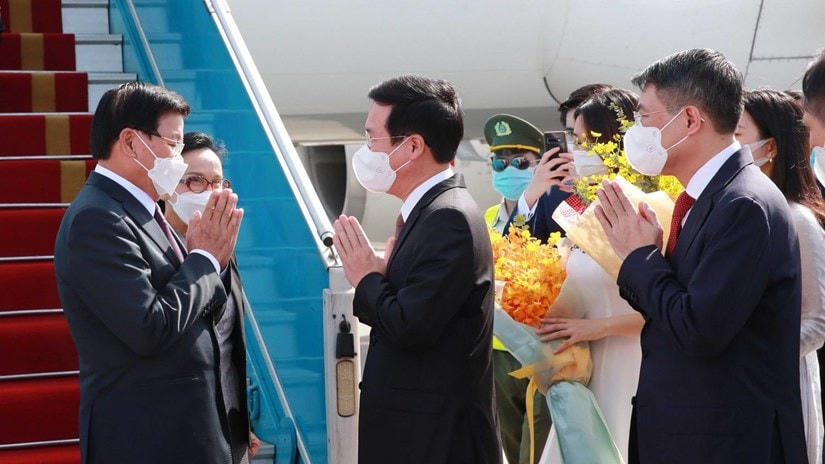 Uỷ viên Bộ Chính trị, Thường trực Ban Bí thư Võ Văn Thưởng đón Tổng Bí thư, Chủ tịch nước Lào Thongloun Sisoulith và Phu nhân tại sân bay Quốc tế Nội Bài, Hà Nội. (Ảnh: Phương Hoa – TTXVN).