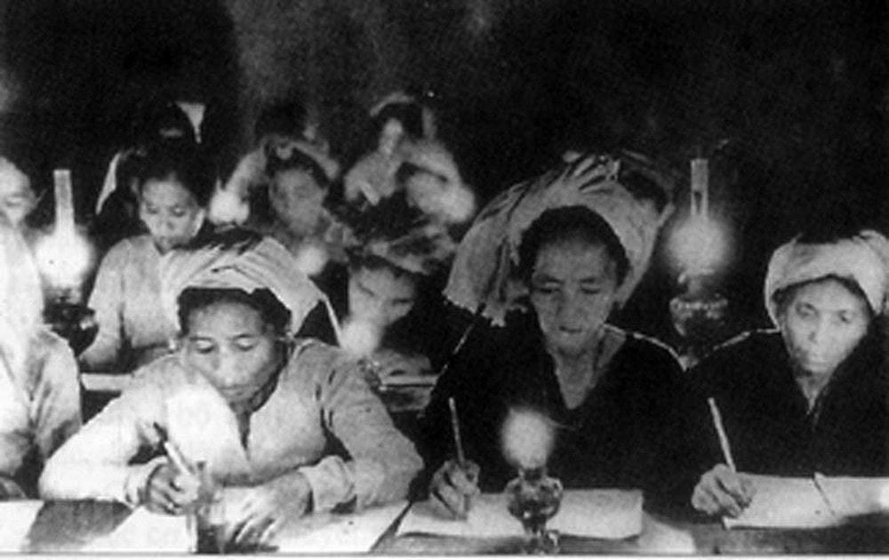 Phong trào Bình dân học vụ diễn ra trên khắp đất nước ngay sau Cách mạng Tháng Tám thành công. Ảnh tư liệu.