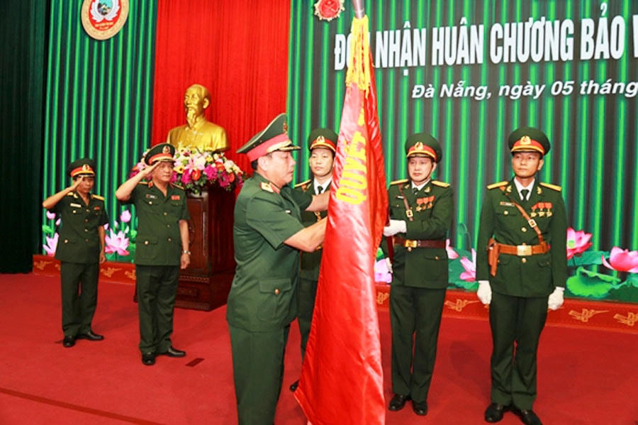 Thừa ủy quyền của Chủ tịch nước và Bộ trưởng Bộ Quốc phòng,Thiếu tướng Trương Thiên Tô, Phó Chính ủy Quân khu 5 trao Huân chương Bảo vệ Tổ quốc hạng Ba cho Cục Chính trị Quân khu 5. (Ảnh: Báo QĐND).
