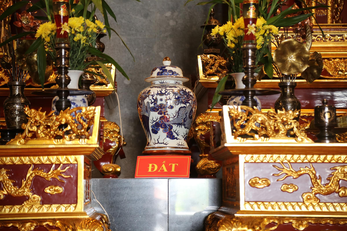 Bình đất cũng được rước trang trọng từ đền Hùng Phú Thọ đưa về Cần Thơ. 